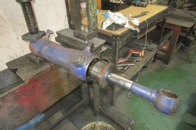 ヒンジシリンダー分解