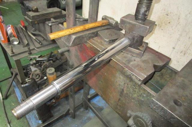 ダンプシリンダー取付部