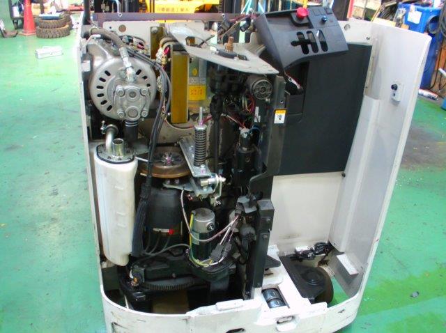 バッテリー式フォークリフト 作動油入替の画像